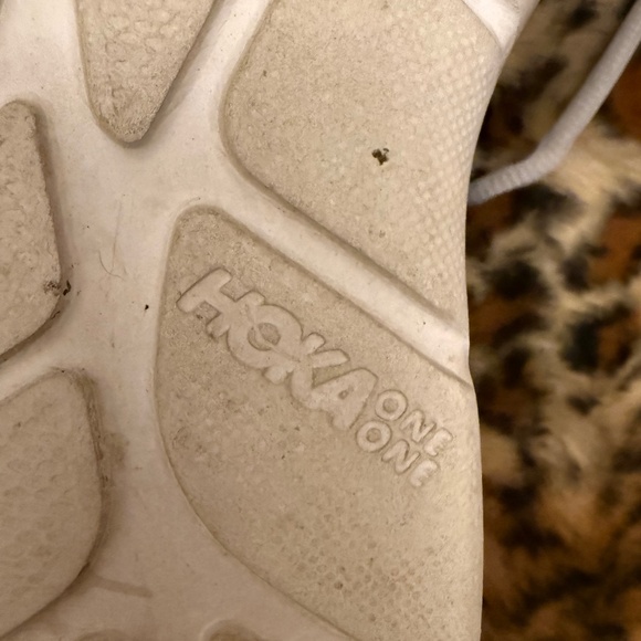 HOKA one one Akasa in Women’s size is 6.5 - Picture 13 of 14